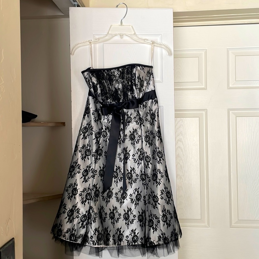 Knee length semi formal dress, size 5, the brand is Jessica McClintock